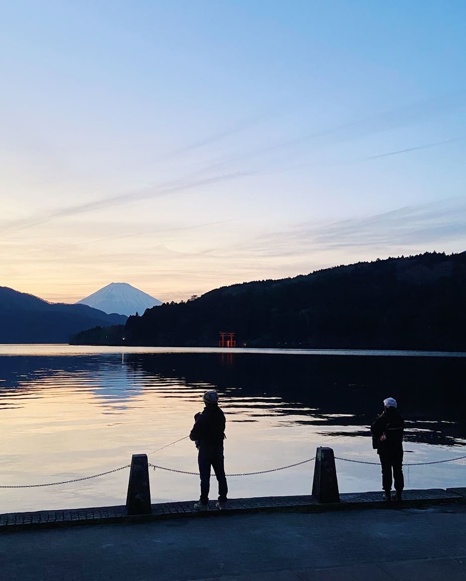 Vissers bij de zonsondergang met Mount Fuji bij Lake Ashi