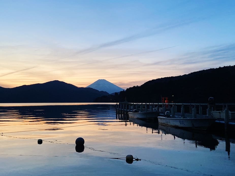 Zonsondergang met Mount Fuji bij Lake Ashi