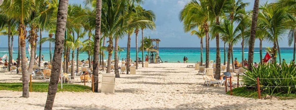 Tropisch strand voor een verre reis