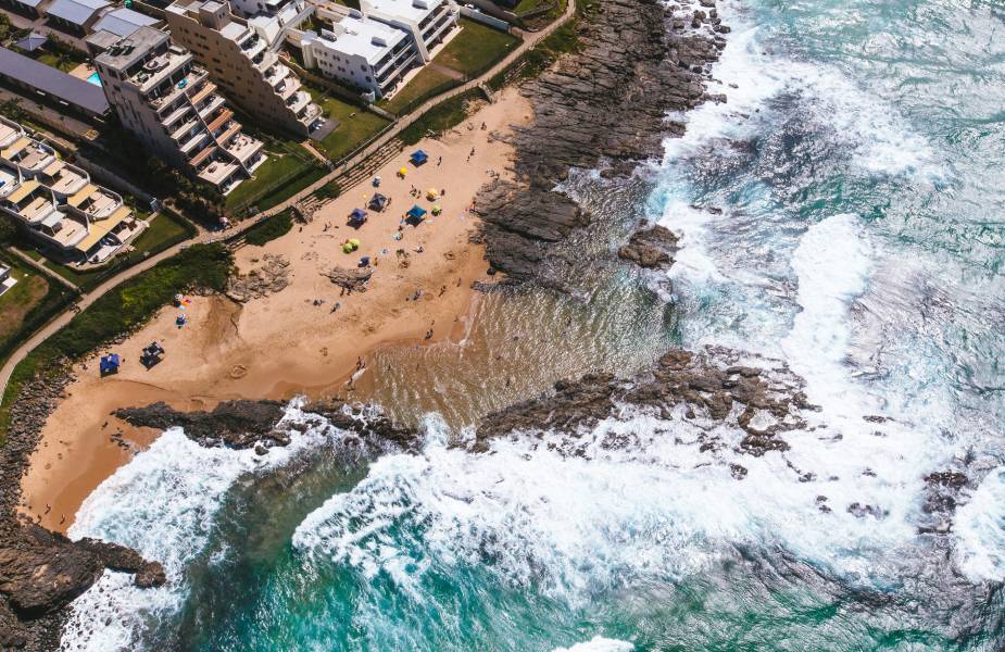 Bovenaanzicht van een strand in Zuid-Afrika