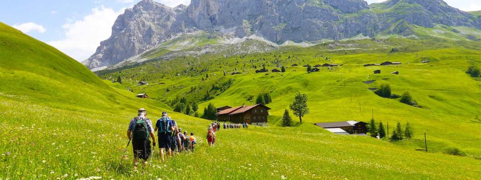 Trekking tijdens een huttentocht in Zwitserland