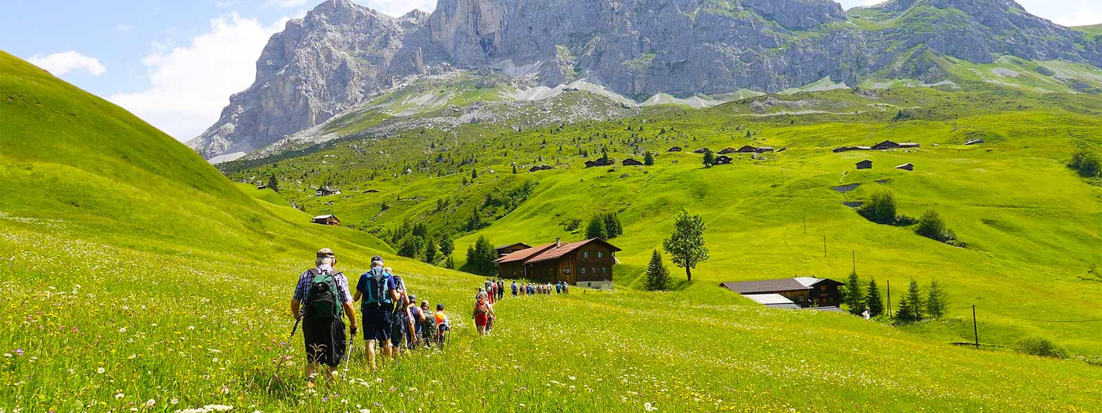 Trekking tijdens een huttentocht in Zwitserland