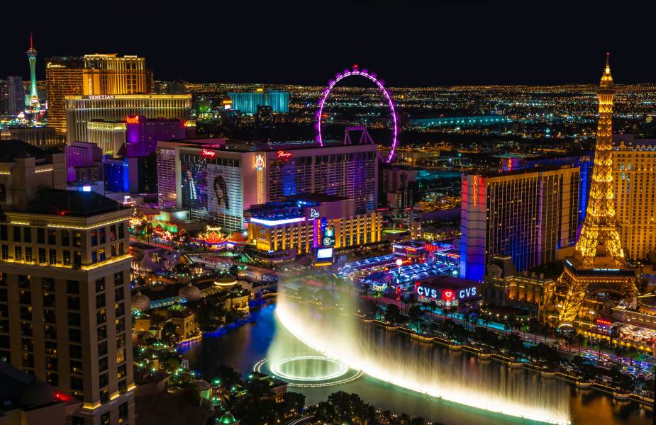 Neon lichten en Eiffeltoren in Las Vegas