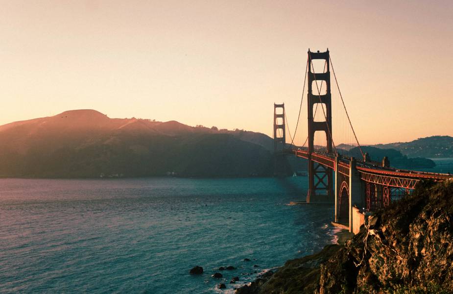 De Golden Gate Bridge over het water in San Francisco
