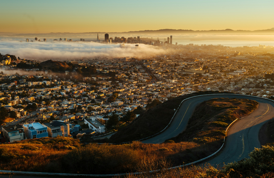 Zonsondergang met haardspelod bocht en uitzicht op San Francisco