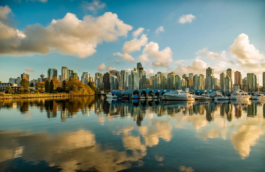 Vancouver stad met boten en weerspiegeling in water
