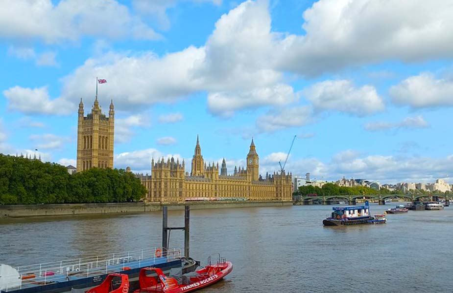 De Big Ben. gelegen aan de Thames