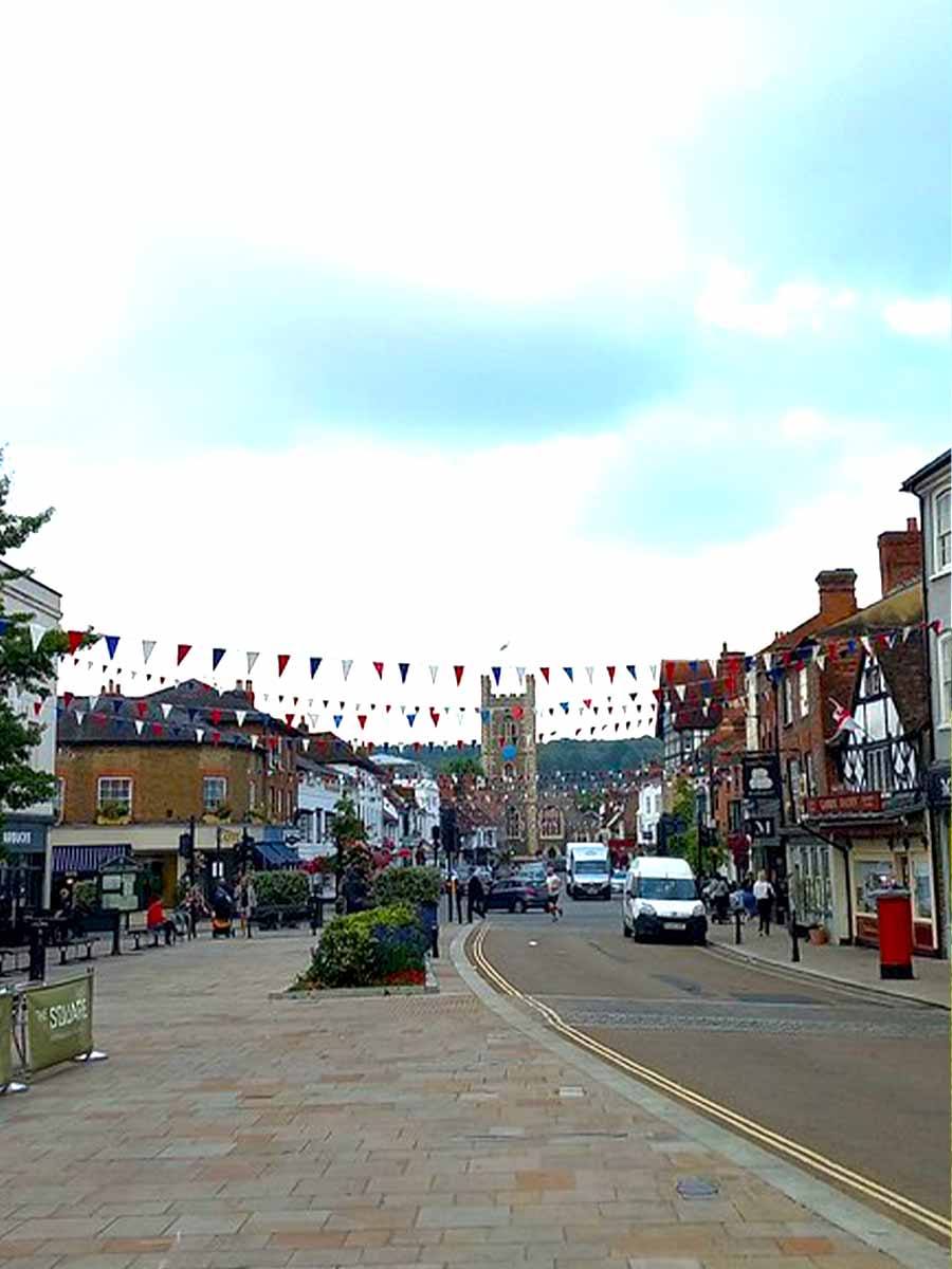 De straat met vlaggetjes in Henley on Thames