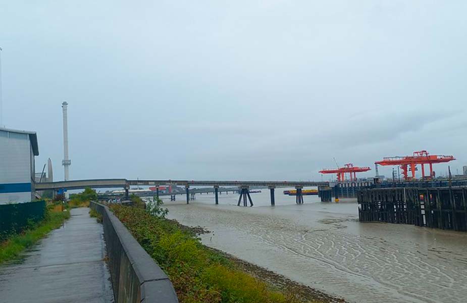 Lelijke industrie bij Londen langs het Thames pad
