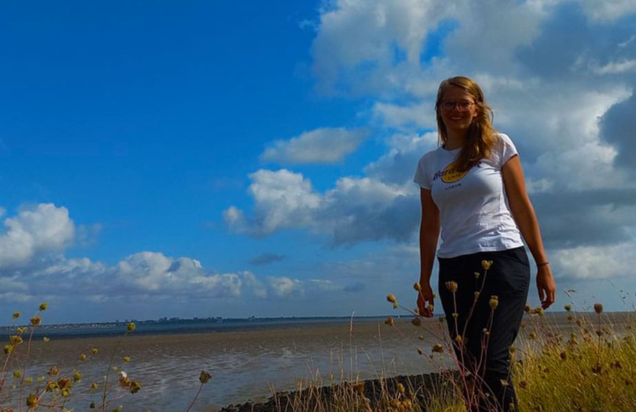 Maartje aan het einde van het Thames pad bij de Noordzee