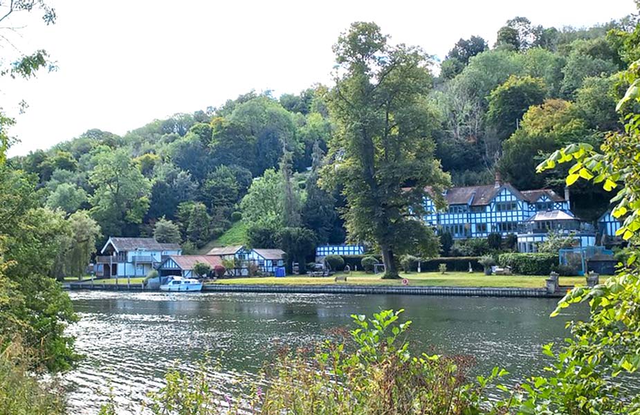 Typische Engelse landhuizen langs de Thames
