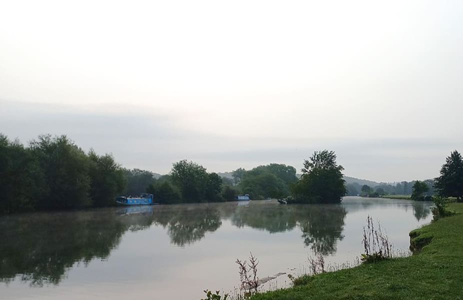 De rivier de Thames in de ochtendgloren