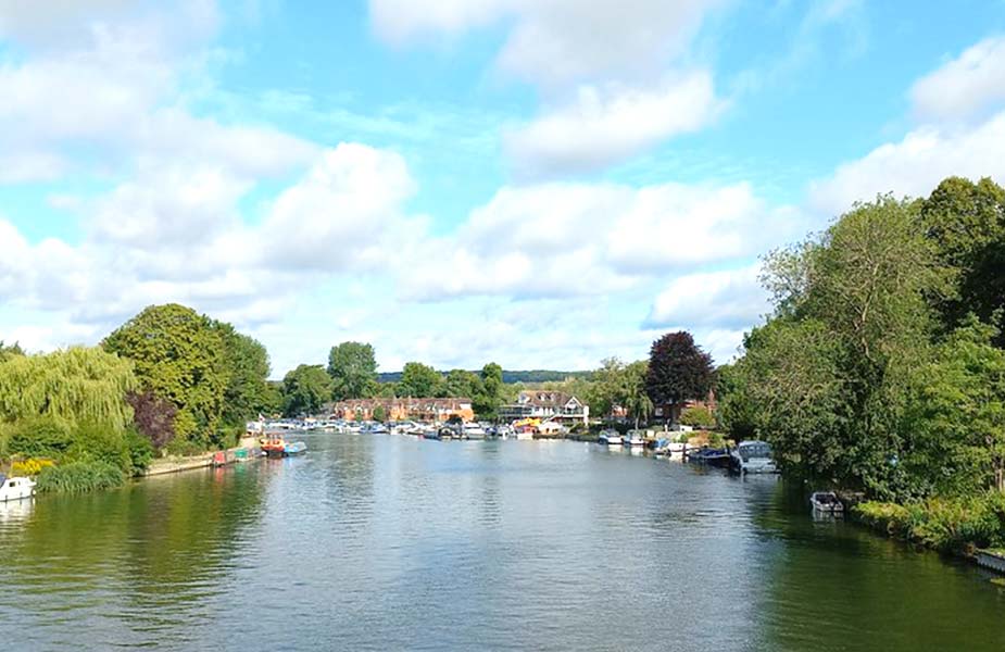 Uitzicht op de Thames met huizen en woonboten
