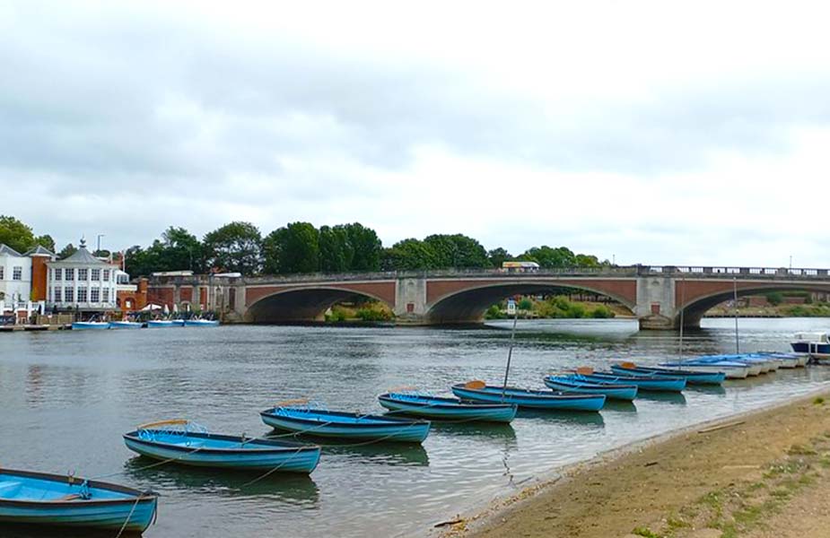 Bootjes in de Thames in een voorwijk van Londen