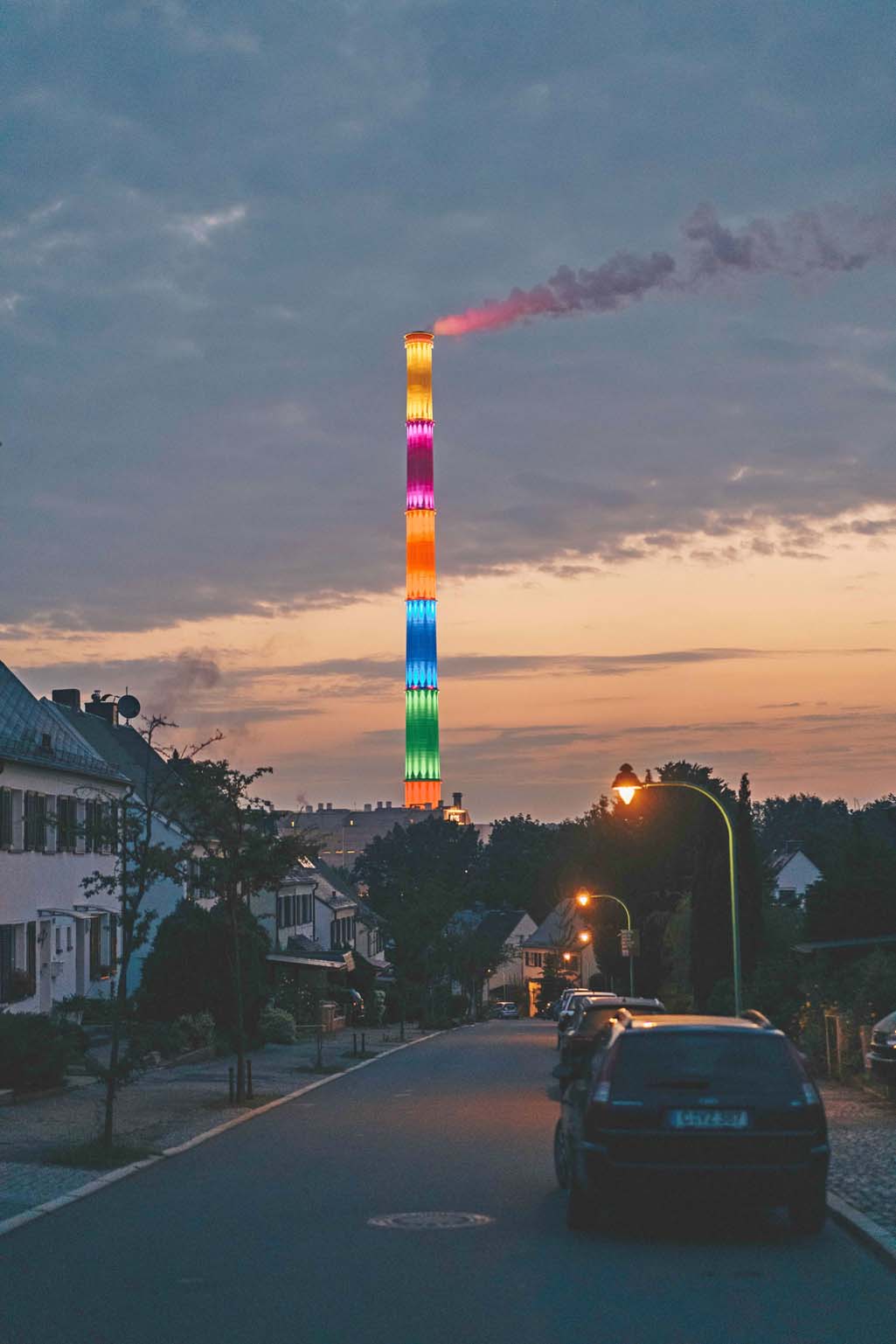 De verlichte schoorsteen van Heizkraftwerk