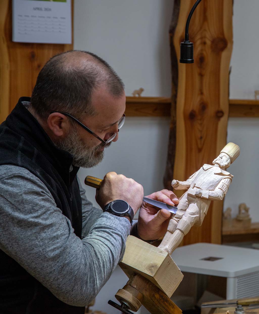 Mijnwerker uit hout gesneden