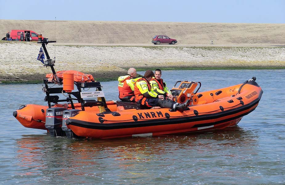 Reddingsboot met mensen er in