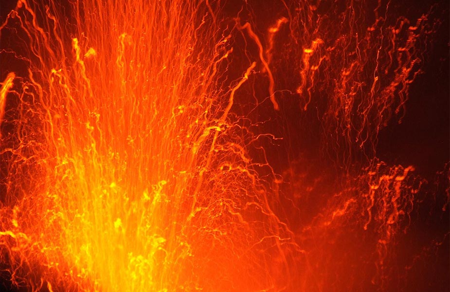 Lava spuit op uit in het donker uit de vulkaarn Stromboli