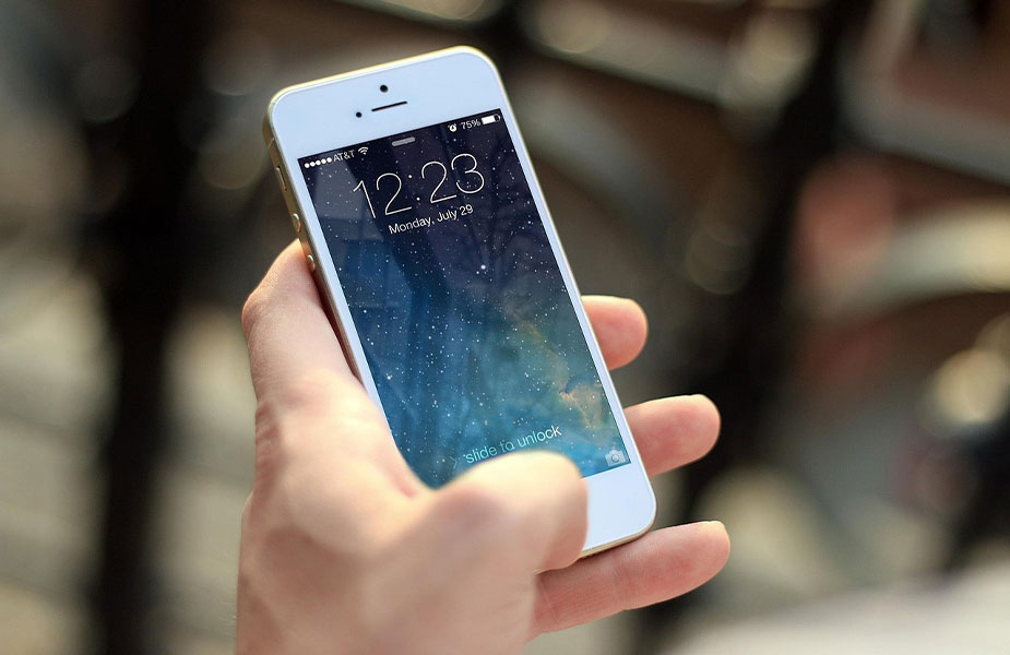 Een mobiele telefoon in een hand