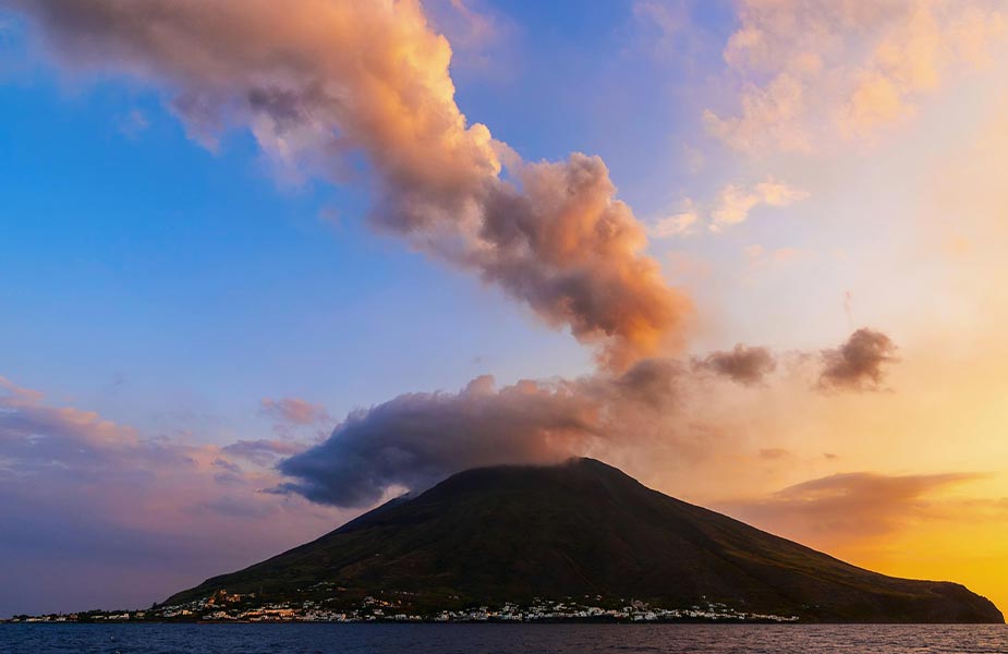 Rook boven de vulkaan van Stromboli