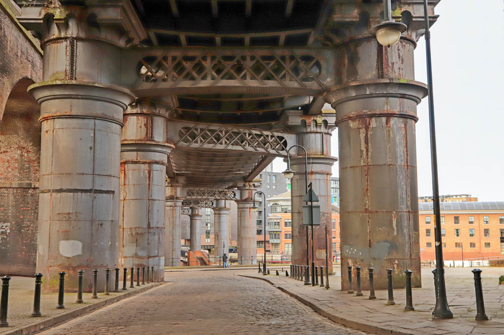 Onder de trein in Manchester