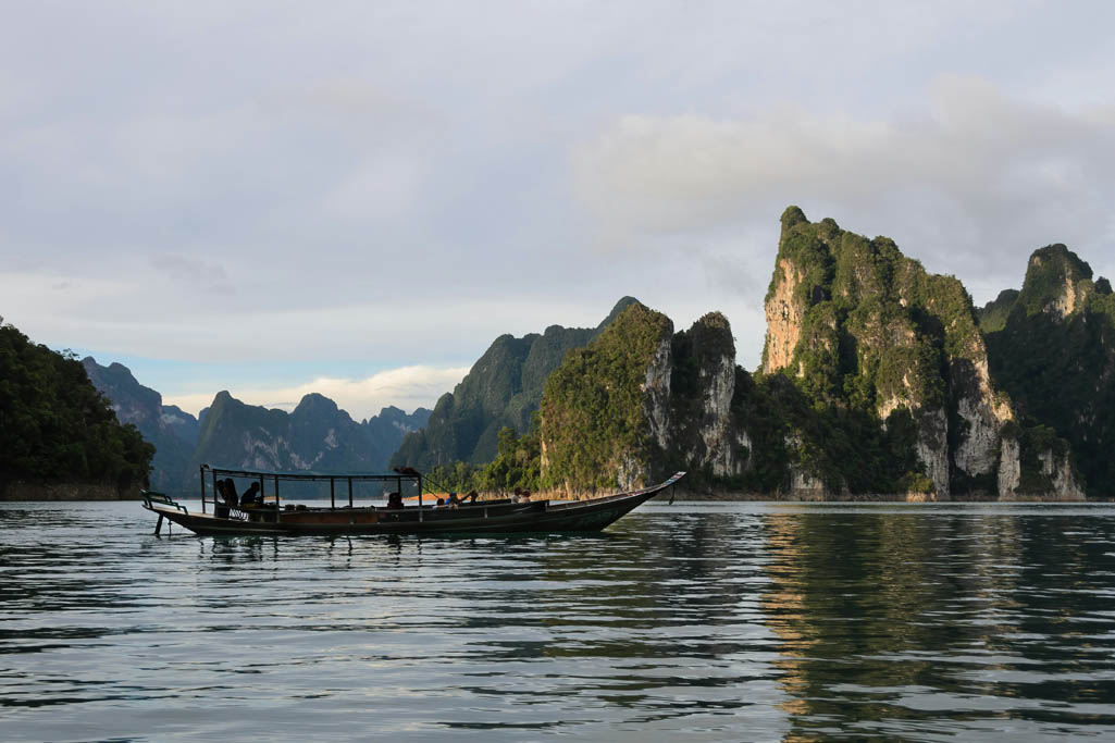 Langs rotsen varen in Thailand