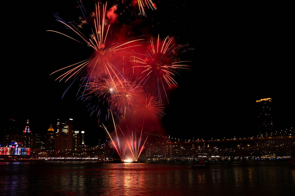 Vuurwerk bij Brooklyn Bridge