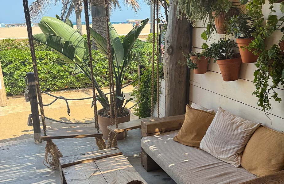 Boa Beach met zitje vlak bij het strand