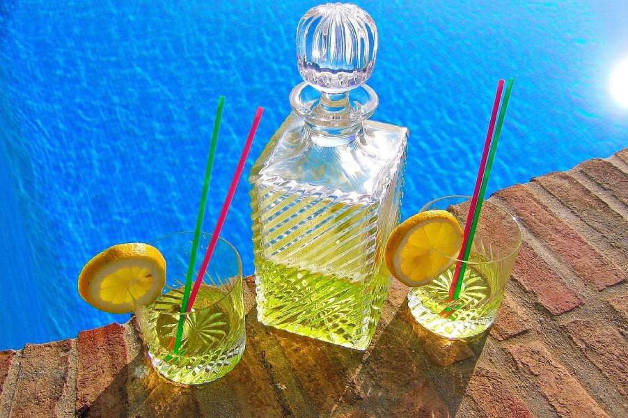 Cocktail aan het zwembad in de zon