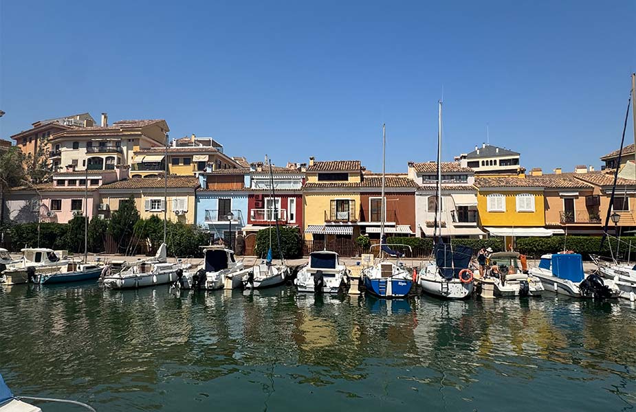 Het kleurrijke vissersdorp Saplaya