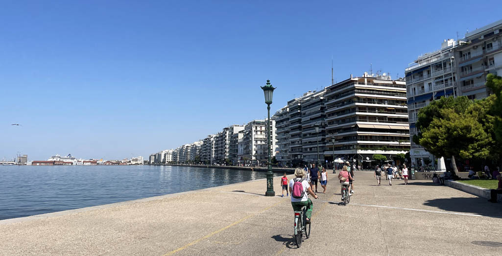 fietsen langs de bouelvard van Thessaloniki