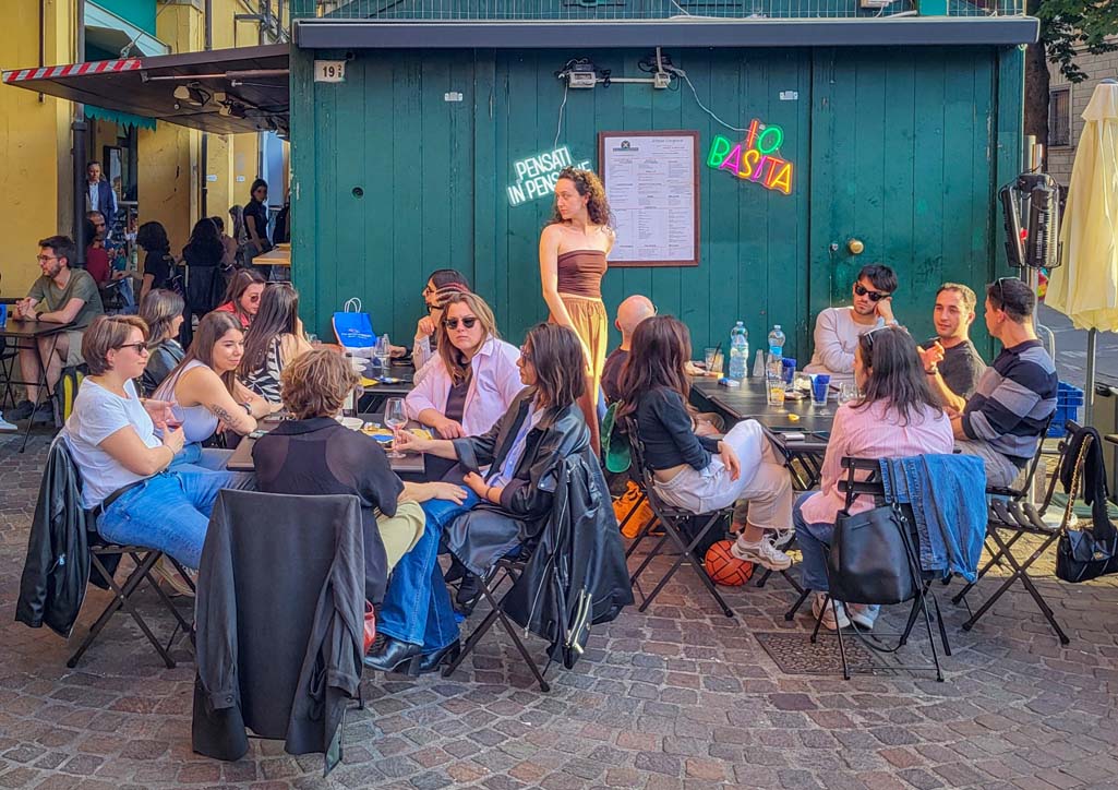 Gezelligheid in Bologna op het terras