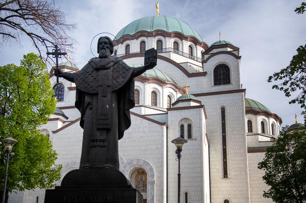 Kathedraal met beeld van Sava