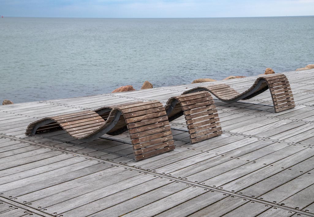 Ligbanken aan zee bij Helsingborg