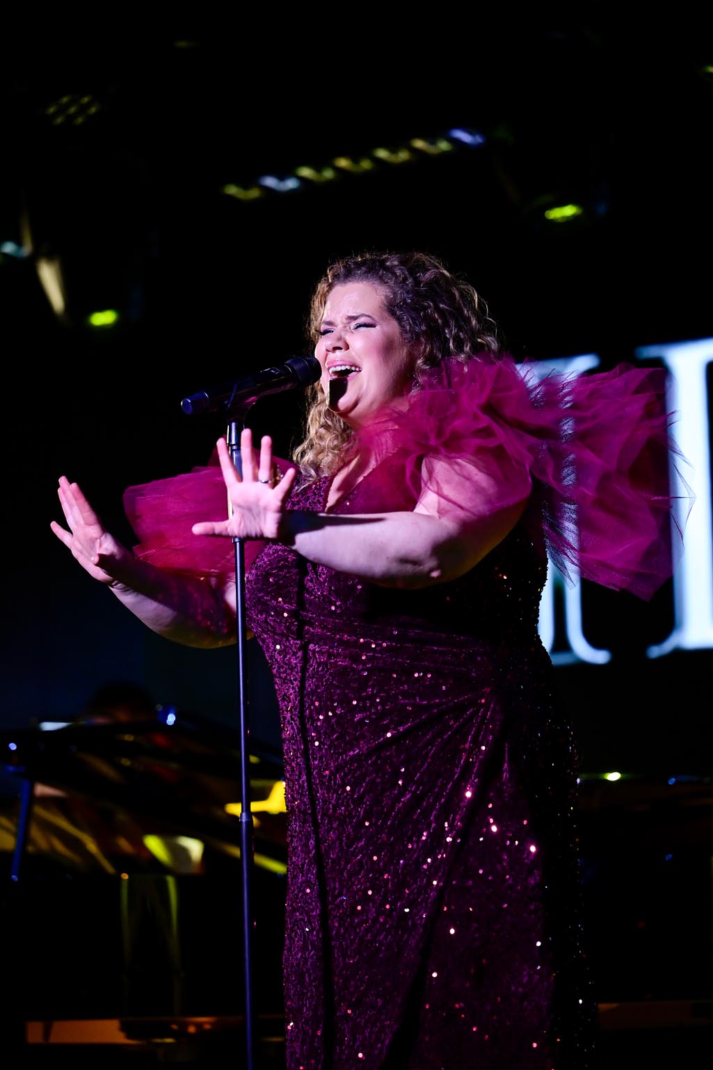 Iris Kroes aan het optreden