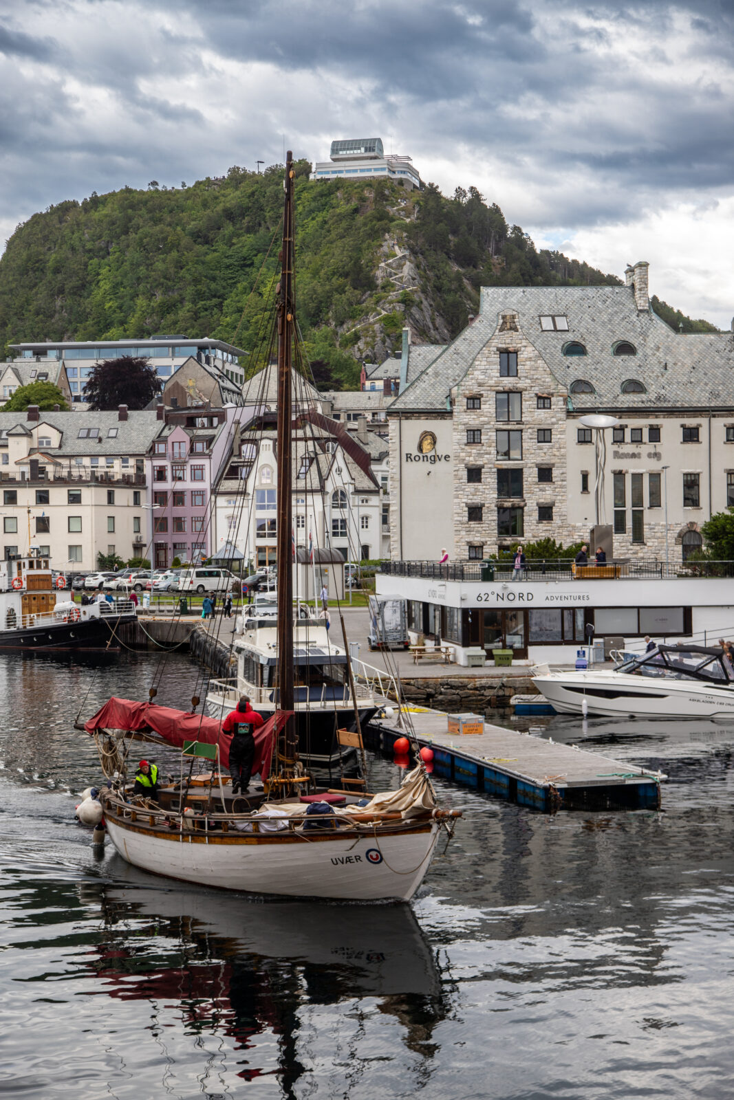 Alesund haven met de Aksla berg op de achtergrond