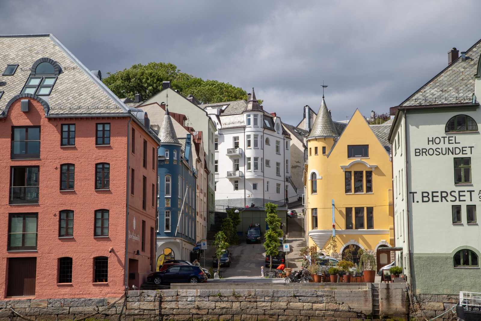 kleurrijke panden langs haven Alesund