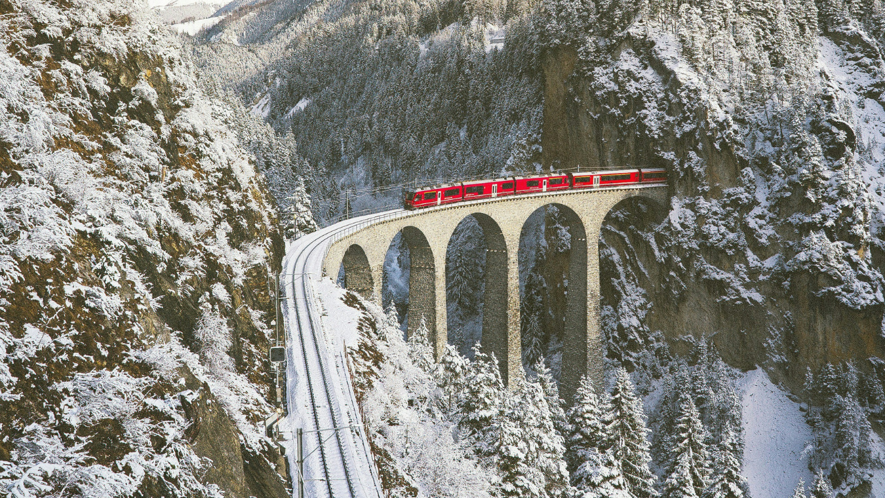 Trein in sneeuwlandschap