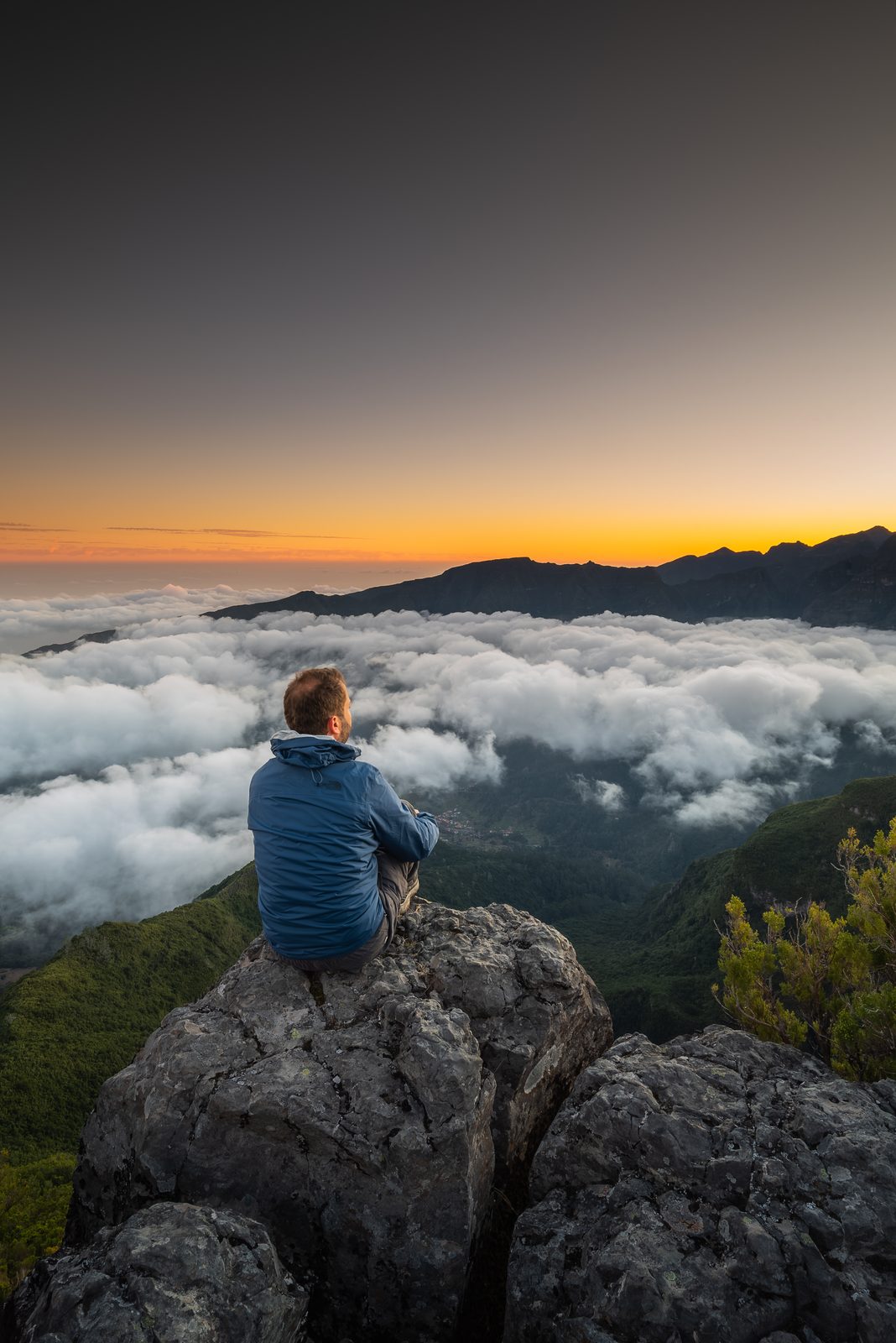 Zonsopkomst boven de wolken bij Bica da Cana op Madeira 