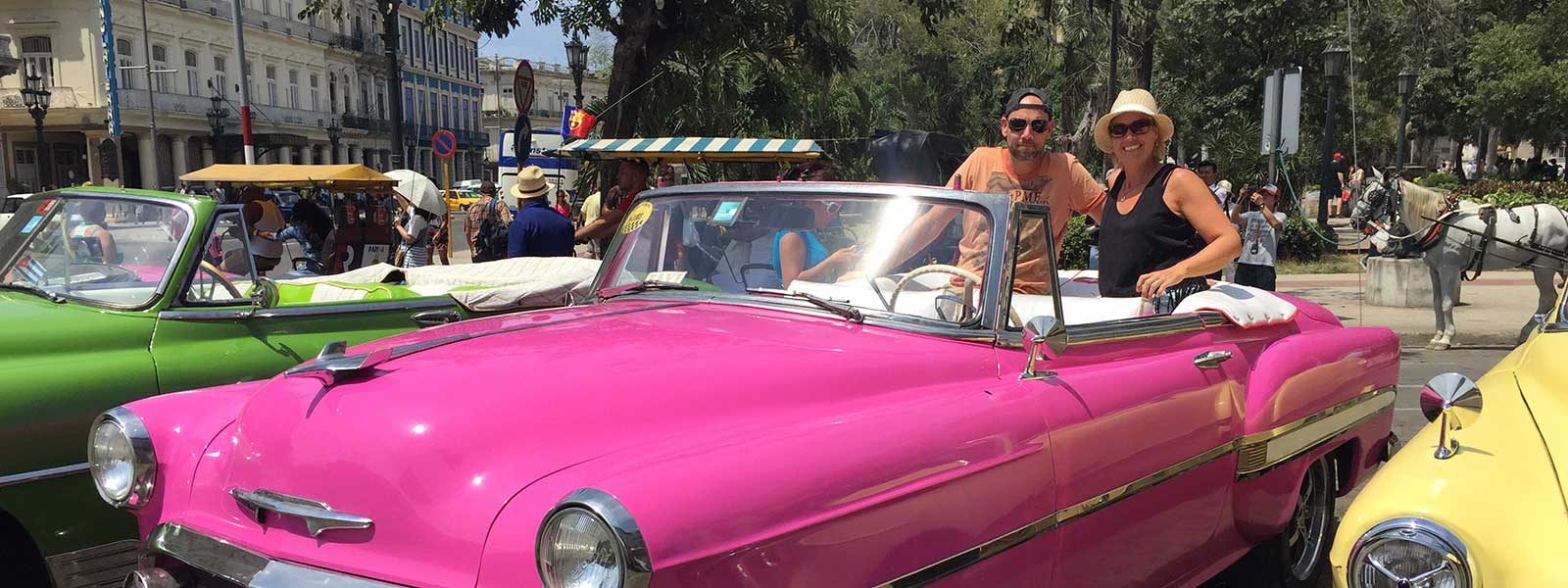 Patricia in een auto in Cuba