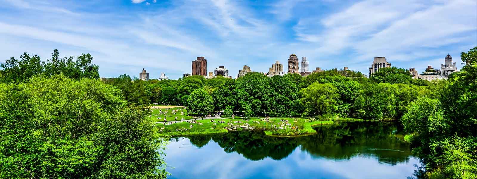 Zicht op een meer in Central Park in New York