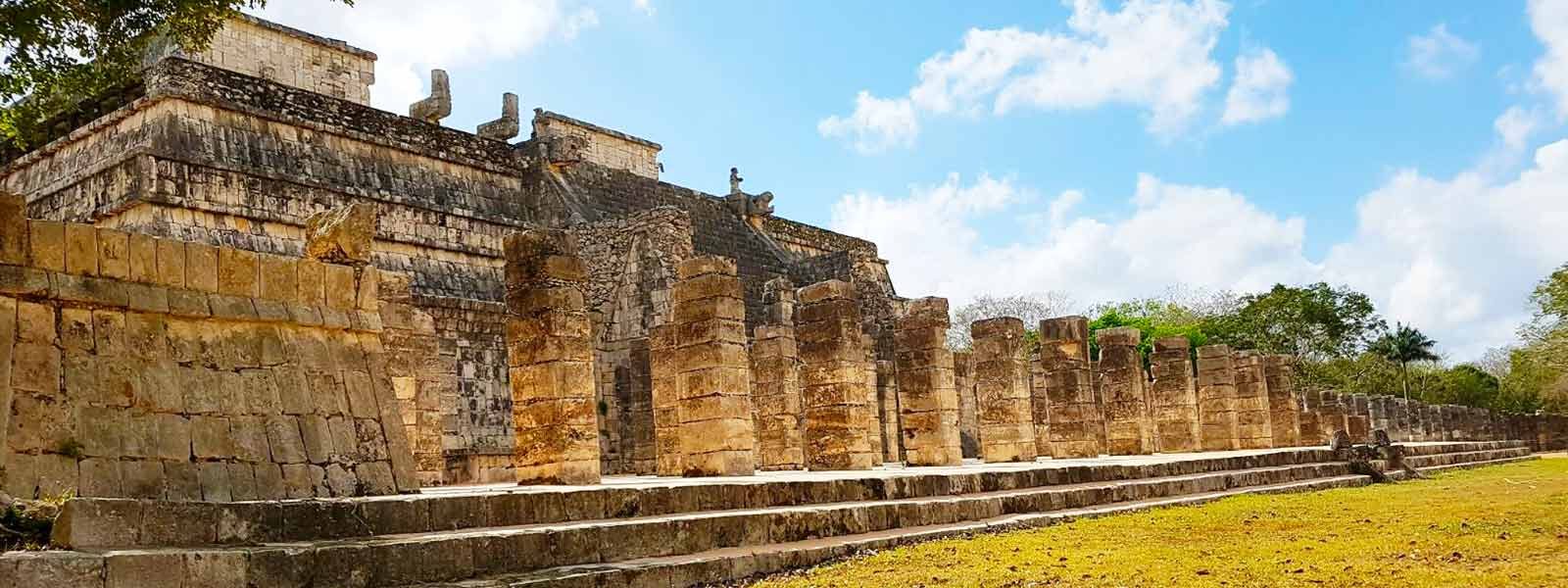 Een van de muren van Maya tempel Chichen Itza