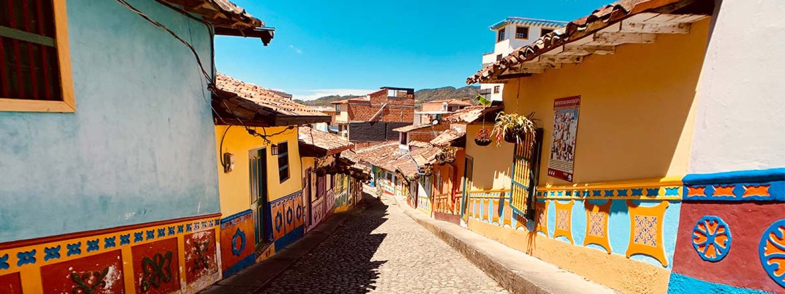 Straatje van gekleurde huizen in Colombia