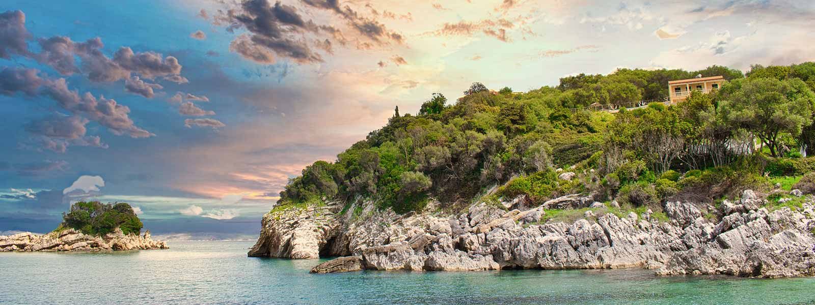 Zee en kustlijn van Corfu