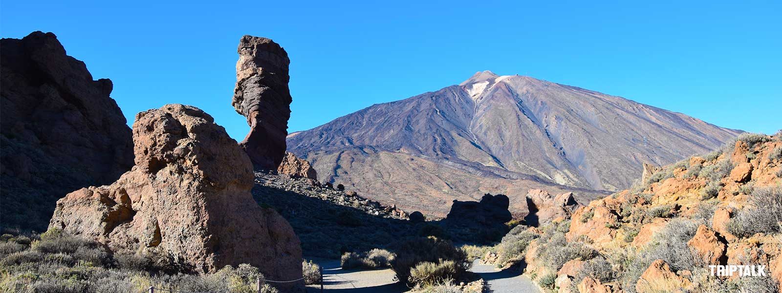 De Pico del Teide torent hoog boven het landschap uit