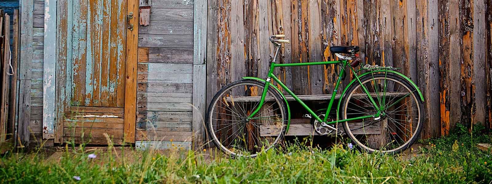 Fiets tegen een houten schuur