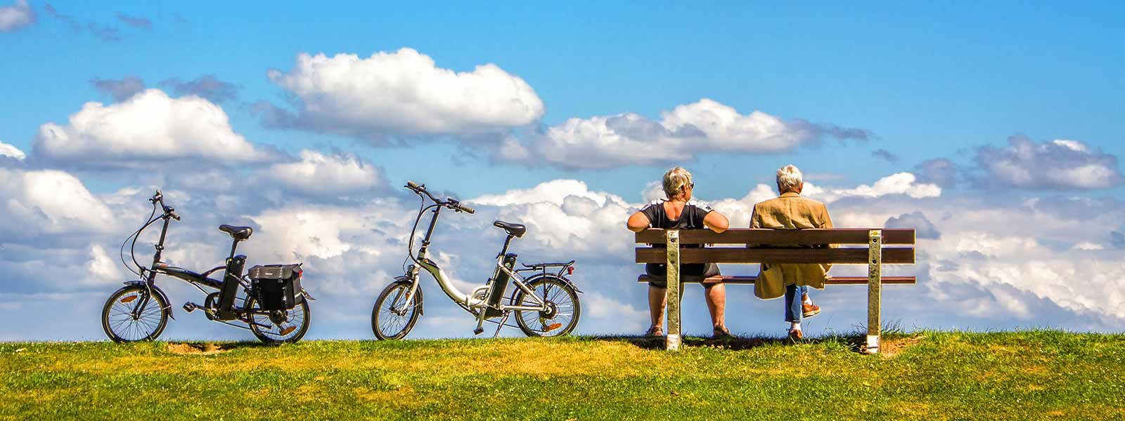 Mensen op bankje en fietsen