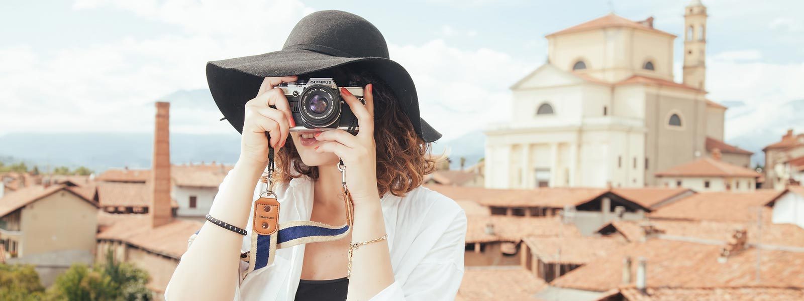 Vrouw die fotografeert in oude stad