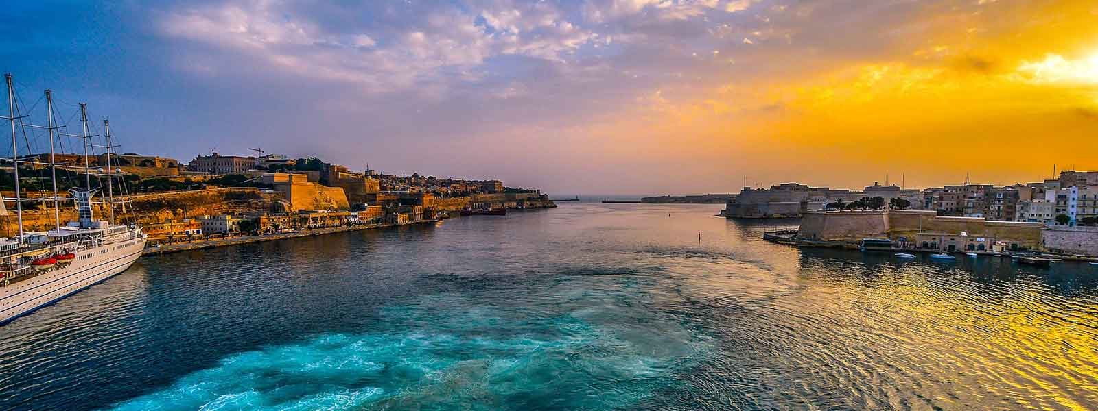 Haven van Valletta op Malta bij zonsondergang