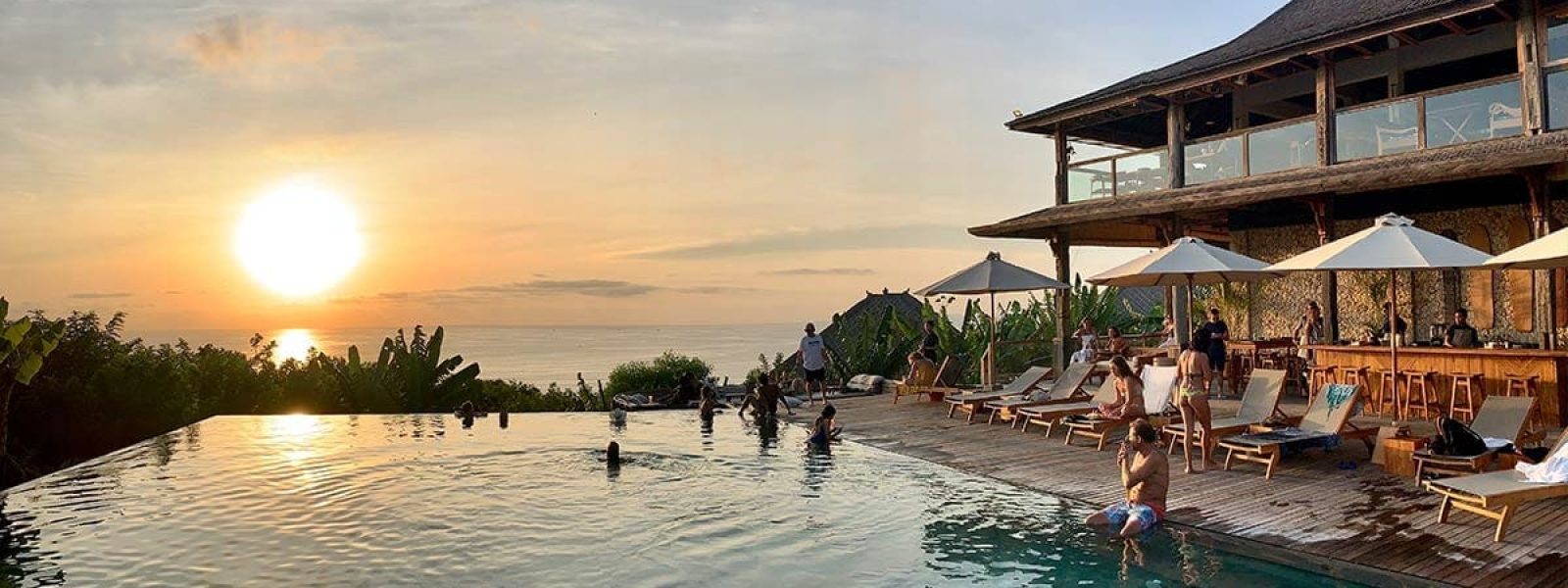 Relaxen aan infinity pool van Mana op Bali